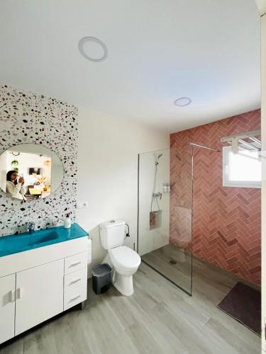 a bathroom with a toilet and a mirror at Casa Mara in La Herrería