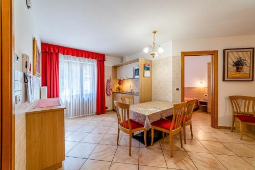 a kitchen and dining room with a table and chairs at Appartamenti Ciesa Padon in Rocca Pietore