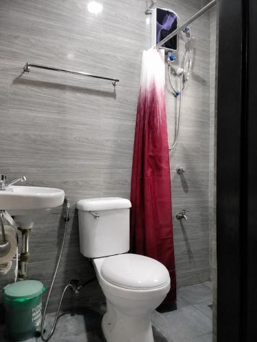 a bathroom with a toilet and a sink and a shower at Vincent Resort Hotel in Angeles