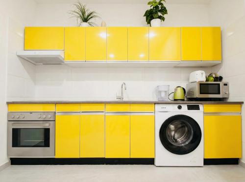 Budget-Friendly 2-Bedroom Apartment with Living Room for 5