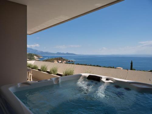 eine Badewanne mit Meerblick in der Unterkunft The Sall Complex B - Sea View Suites, by ZanteWize in Agios Nikolaos