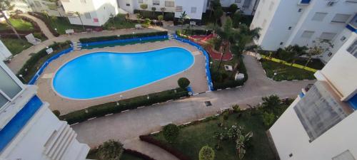 an overhead view of a swimming pool in a building at Appartement Résidence fermée avec piscine in Ben Slimane