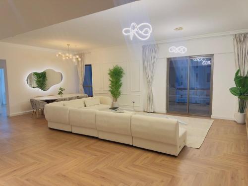 Luxury 4BR & Maid in JBR Furnished & Walk to Beach