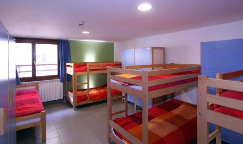 Cette chambre comprend plusieurs lits superposés. dans l'établissement Albergue Trinkete Etxea, à Lekeitio