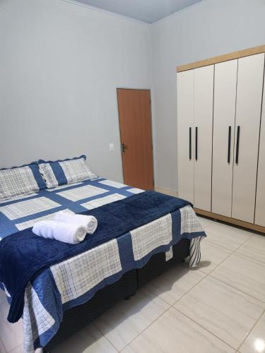 a bedroom with a blue and white bed and cabinets at Casa Mirante da Lua in Cavalcante