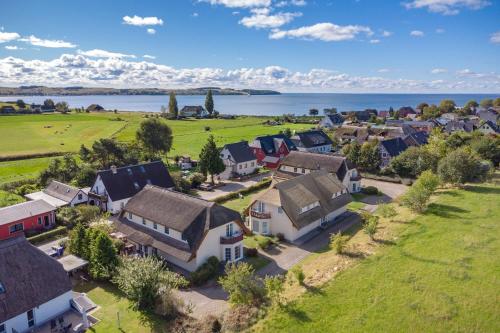 an aerial view of a village with houses and the water at Reethaus Boddenblick in Alt Reddevitz - Wohnung 4 in Mariendorf