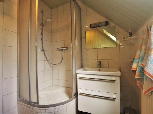 a bathroom with a shower and a sink at Familie Hensen - FeWo mit überdachter Terrasse im Ortskern von Tarp in Tarp