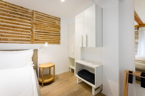 a bedroom with a bed and a desk at Grgur Ninski Rooms in Split