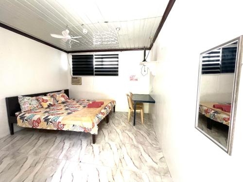 เตียงในห้องที่ Cherry Travellers Inn