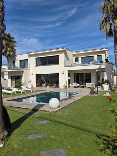 VILLA CAMARINES CAP D AGDE 50 M DES PLAGES DE ROCHELONGUE-Piscine privée