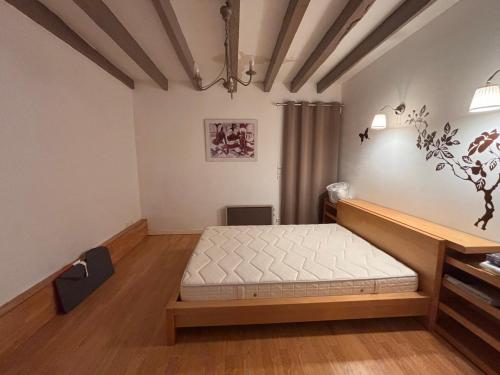 a bedroom with a bed in a room at Gîte Landes d armagnac in Roquefort