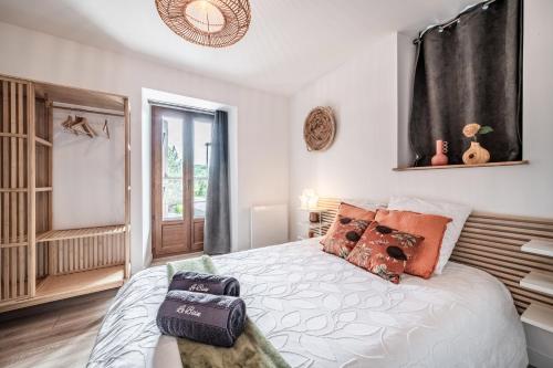 a bedroom with a bed with pillows on it at Cosy House in Sillingy
