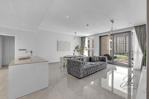 JLuxury Homes - Luxury 2BR in City Walk with Pool & Gym