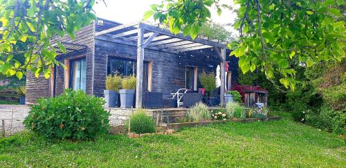 a small blue house with a porch on a yard at Petite chambre confortable vignoble bourguignon in Brochon