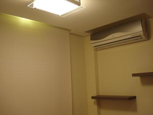 a room with a air conditioner and a ceiling at Apartamento Aeroporto in Porto Alegre