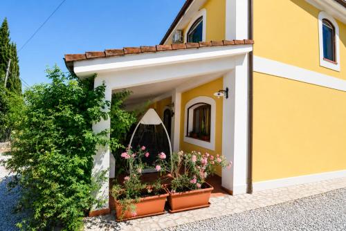 a building with a garage with flowers and plants at Amunì da Vita e Pietro in Carini