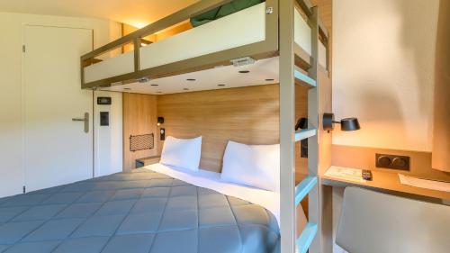 a bedroom with a bunk bed in a room at Premiere Classe Versailles - Saint Cyr L'ecole in Saint-Cyr-lʼÉcole