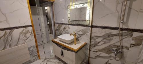 a bathroom with a sink and a mirror at فندق كلاسيك in Aqaba