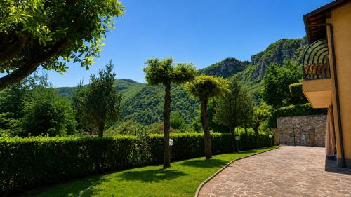 a walkway with two palm trees in front of a building at Villa Marisa in Stazzema