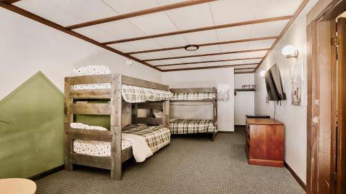 a room with two bunk beds and a tv at Georgetown Lodge in Georgetown