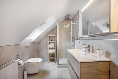 a bathroom with a sink and a toilet at Ferienwohnung Nordic Stay Bäk in Bäk