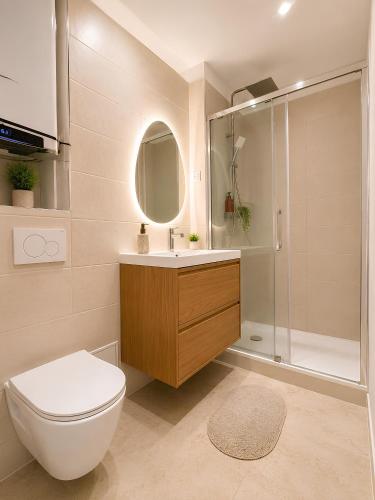 a bathroom with a toilet and a shower at Saint Maclou Plein Centre Rouen Malpalu - Linge & Ménage Inclus in Rouen