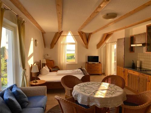 a living room with a bed and a table and chairs at Dia Mare in Ueckeritz