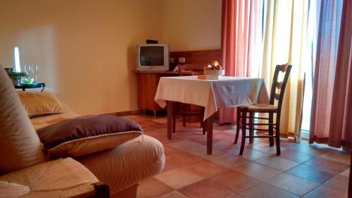 sala de estar con mesa y sofá en Aparthotel Lekavski en Zaton