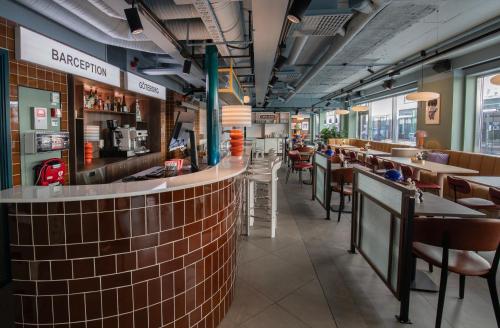 a restaurant with a bar and tables and chairs at Comfort Hotel City in Gothenburg