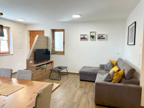 ein Wohnzimmer mit Sofa und Tisch in der Unterkunft Kröllhof in Weitental