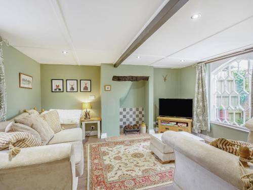 a living room with two couches and a tv at Duck Island Cottage in Ringwood