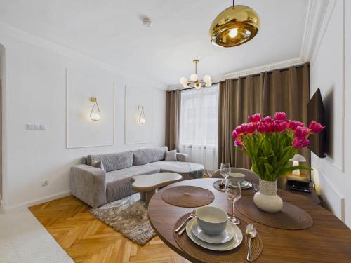 Paris in Warsaw Apartment near Hala Mirowska