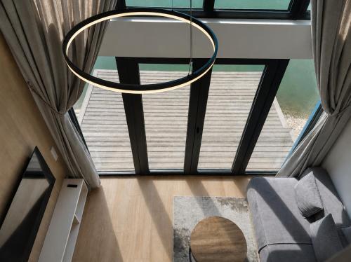 a room with a round mirror and a chair at Pirtelių resort - Mėlynasis namelis in Kiauleikiai