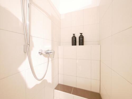 a bathroom with a shower with two bottles on a shelf at 61 m2 Erdgeschosswohnung mit eigenem Parkplatz vorm Haus in Osnabrück