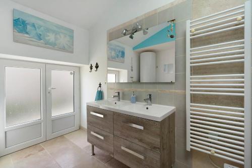 a bathroom with a sink and a mirror at Gîte de la Barrière in Sainte-Gemme