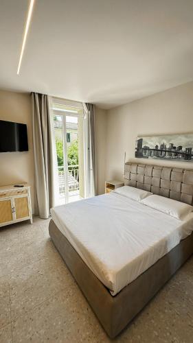 a large bedroom with a large bed and a window at R&B Dimora Teodorico in Ravenna