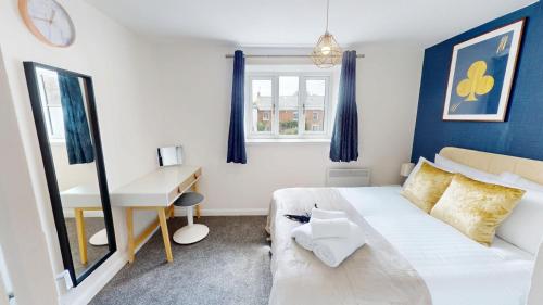 a small bedroom with a bed and a desk at Buckland Mews in Abingdon