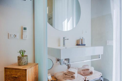 a bathroom with a sink and a mirror at B&B Fontanella 32 in Porto SantʼElpidio