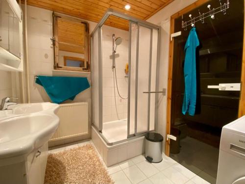 łazienka z prysznicem i umywalką w obiekcie Living With Charm w mieście Stadtilm