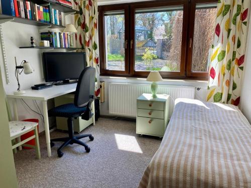 sypialnia z biurkiem, komputerem i łóżkiem w obiekcie Living With Charm w mieście Stadtilm