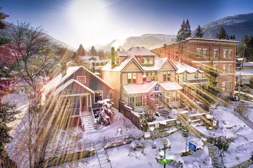 een groot huis met sneeuw op de grond bij Cloudside Hotel in Nelson