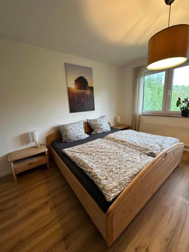 Haus Eifelkind في Basberg: غرفة نوم بها سرير كبير في غرفة