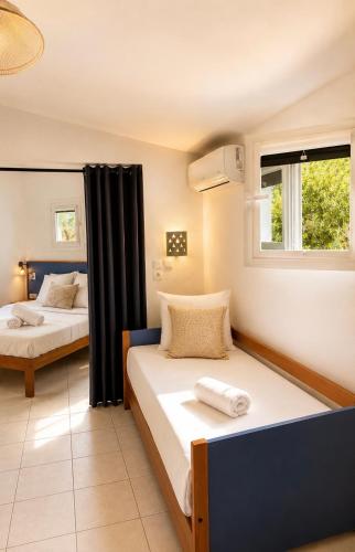 a bedroom with two beds and a window at Charmant studio avec terrasse in Fréjus
