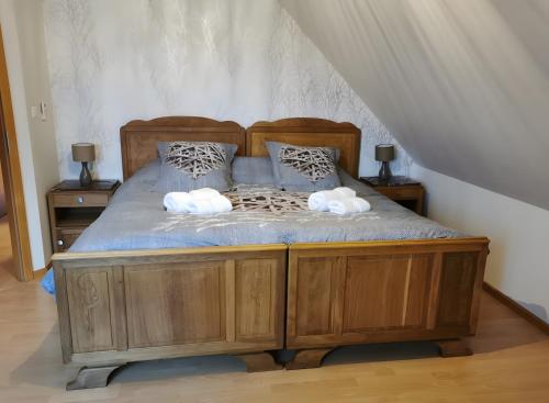 a bed with two stuffed animals on top of it at Gîte De L'Oie Blanche in Blodelsheim