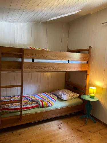 a room with two bunk beds and a table at Le Chalet in Font