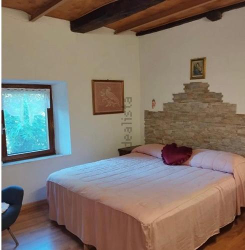 a bedroom with a large bed in a room at La casa di Fiore in Arcidosso