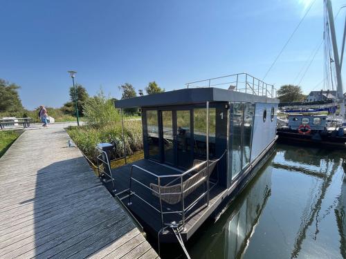 a small boat is docked at a dock at Sea Lodge in Vieregge