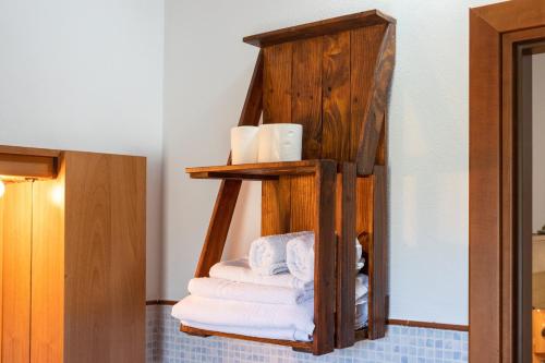 a pile of towels on a shelf in a room at Lemalu con giardino in Menfi