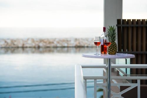 zwei Gläser Wein auf einem Tisch auf einem Balkon in der Unterkunft Nel Centro in Limenaria