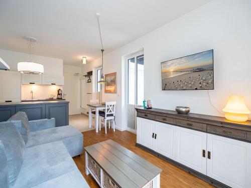 a living room with a couch and a table at Quartier 7, App 06 in Ahlbeck